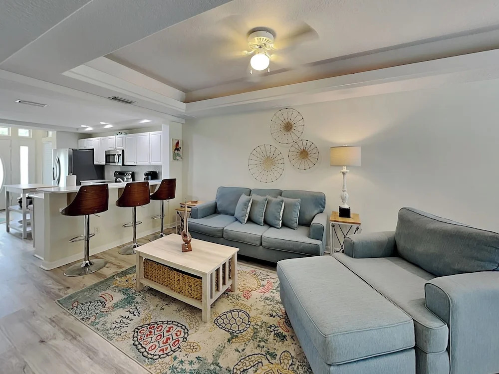 Beach, Eats, Shops! Sunny Stay By European Village