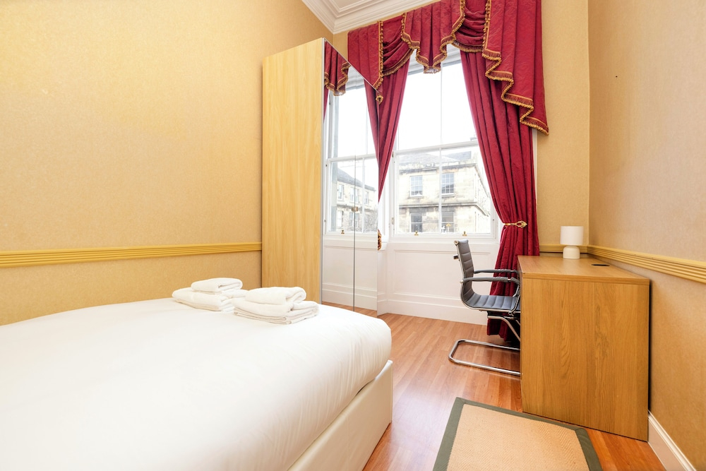 Stylish Southside Flat Near Old Town