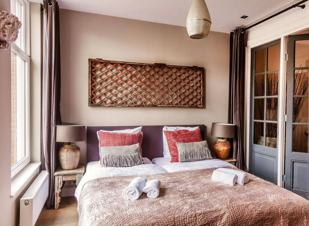 Livia's Hideaway: Elegant Canal