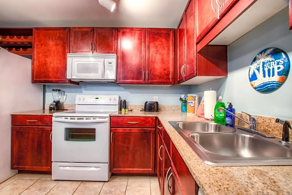 Laketown Wharf #638 by Nautical Properties