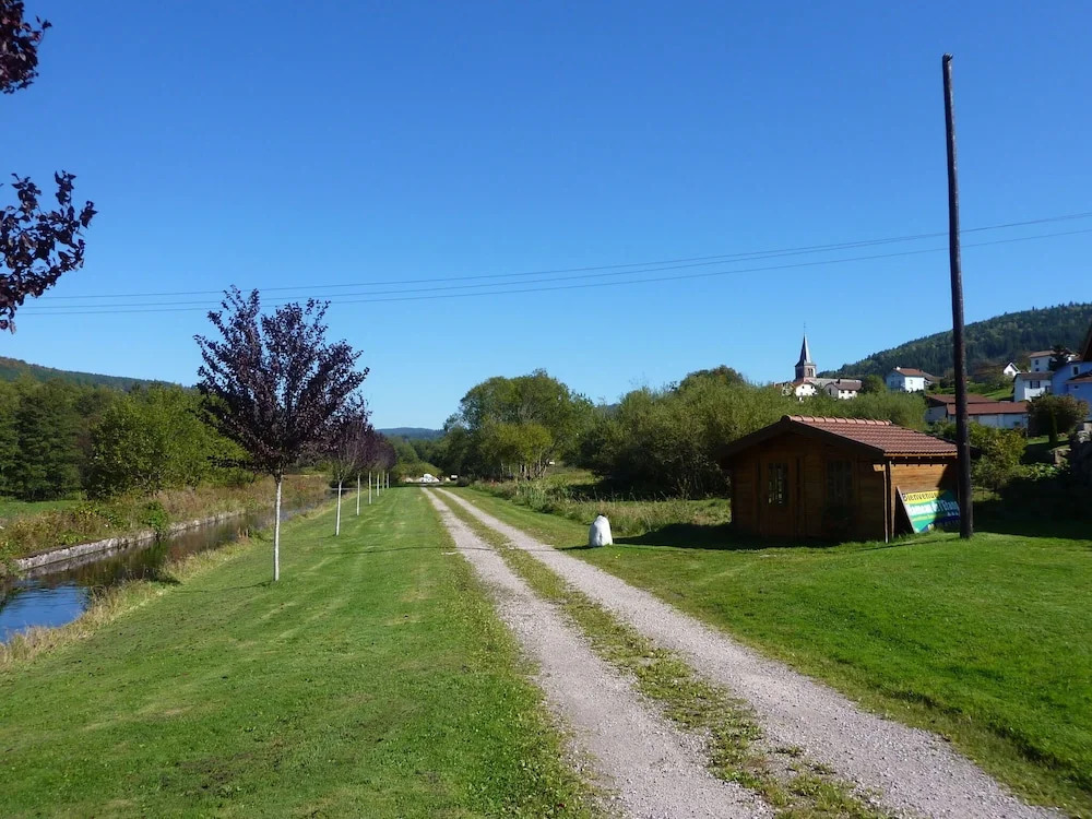 Wooden Chalet Close to Lake