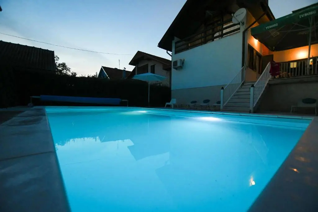 Villa Mina Kladovo, 5-Bedroom Villa with Pool for up to 12 People