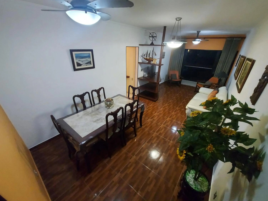 Apto 04 qtos, aconchegante, localizado em prédio frente Praia do Forte
