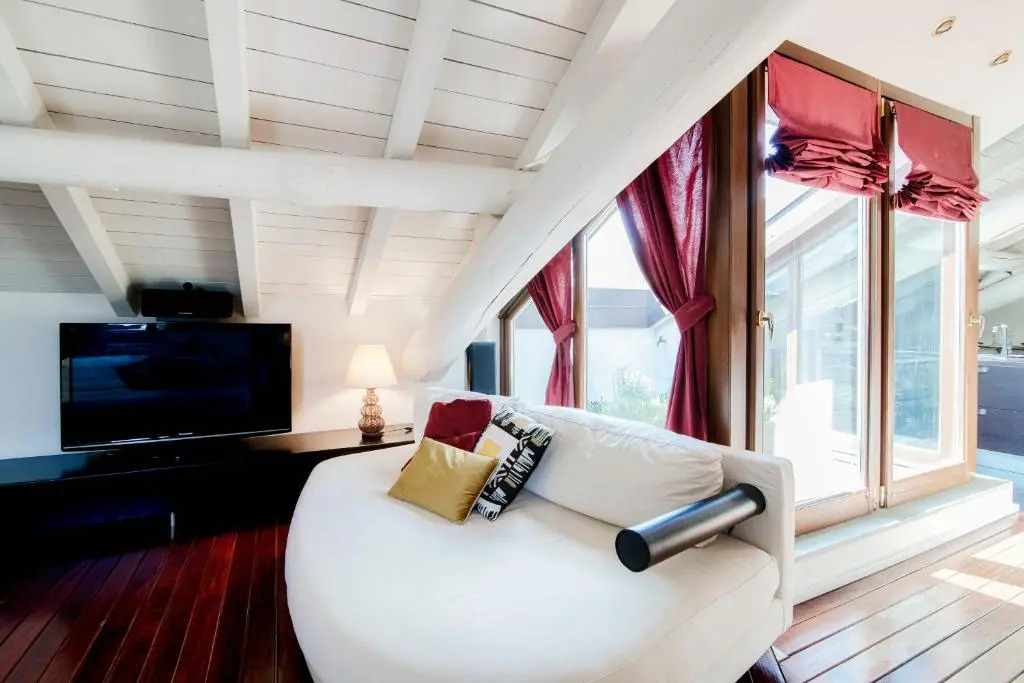 Exclusive Penthouse - by MyHomeInComo