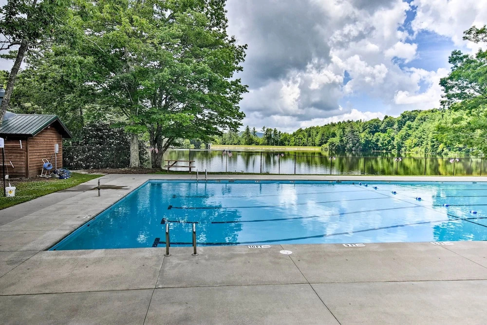 Pool & Lake Access: Idyllic Cottage in Newland