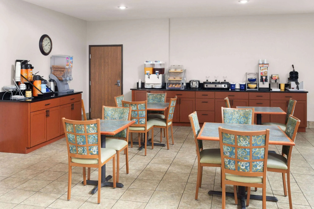 Days Inn & Suites by Wyndham Morris I-80