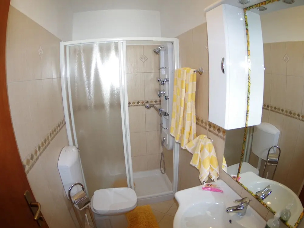 Garden-view Apartment With Terrace, 500m From the Sea, Parking, BBQ and Wifi