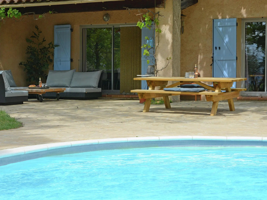 Very attractive detached villa with its own swimming pool