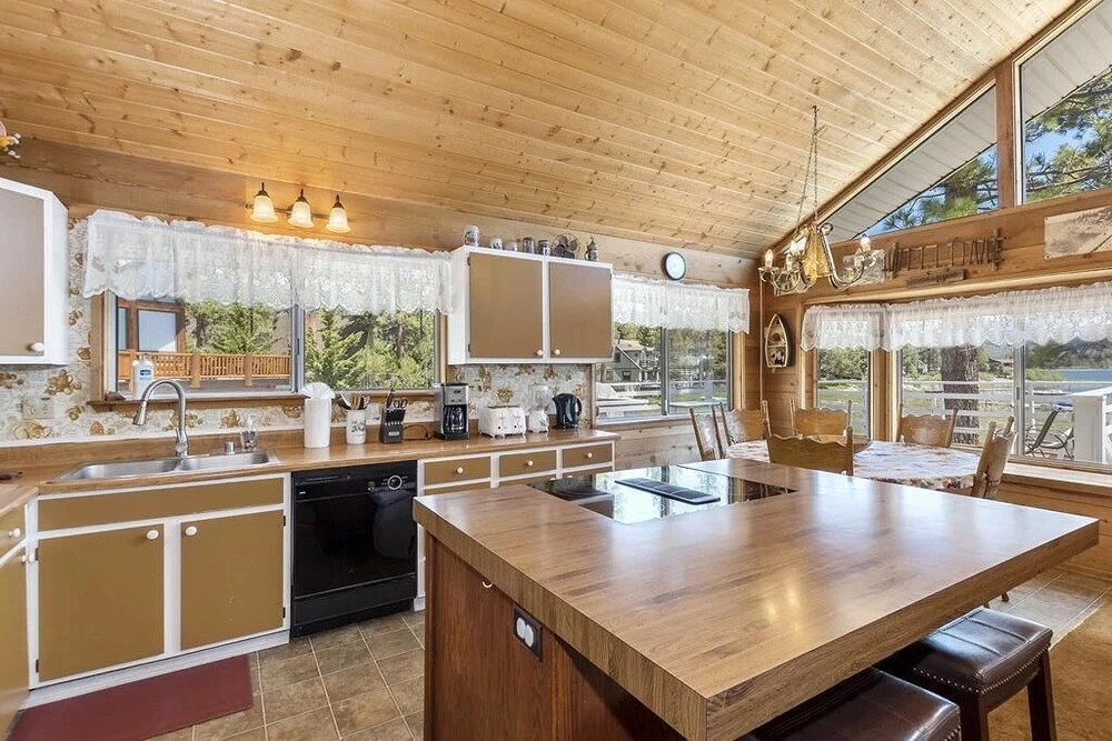 012 - Lakefront Chalet