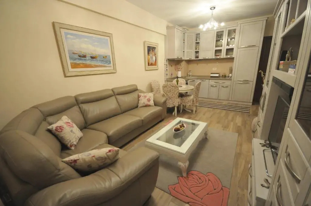 Lux Apartments MMS