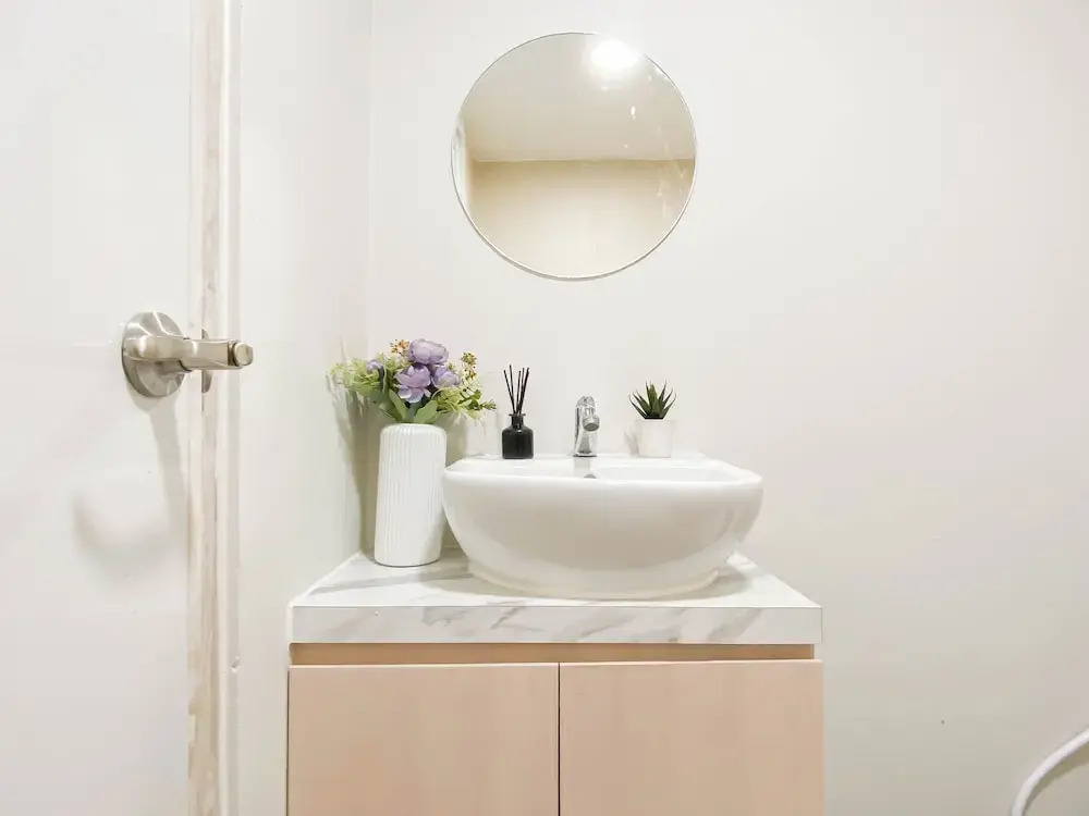 White Accent Studio At Apartment Meikarta Near Paramadina University