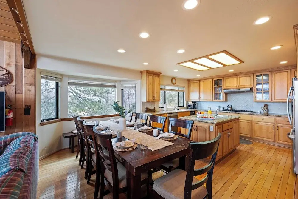 6bdr Group Retreat, Decks w/ Incredible Views Starry Heights by Avantstay