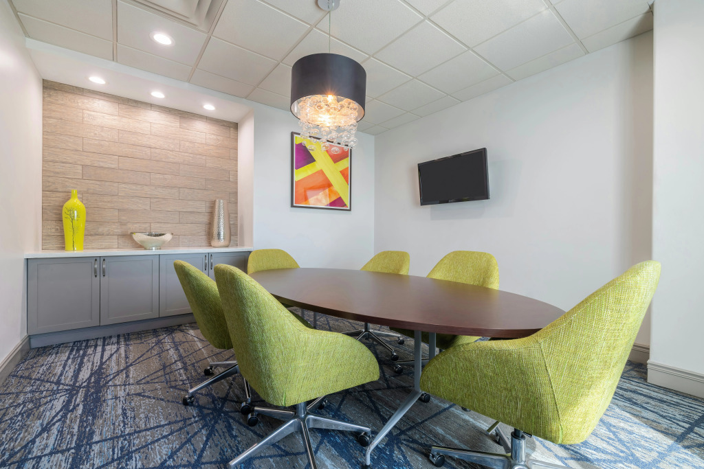 Holiday Inn Express and Suites Kansas City Airport by IHG