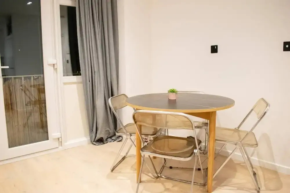 Sunny 1 Bedroom Apartment In Fun Neighbourhood