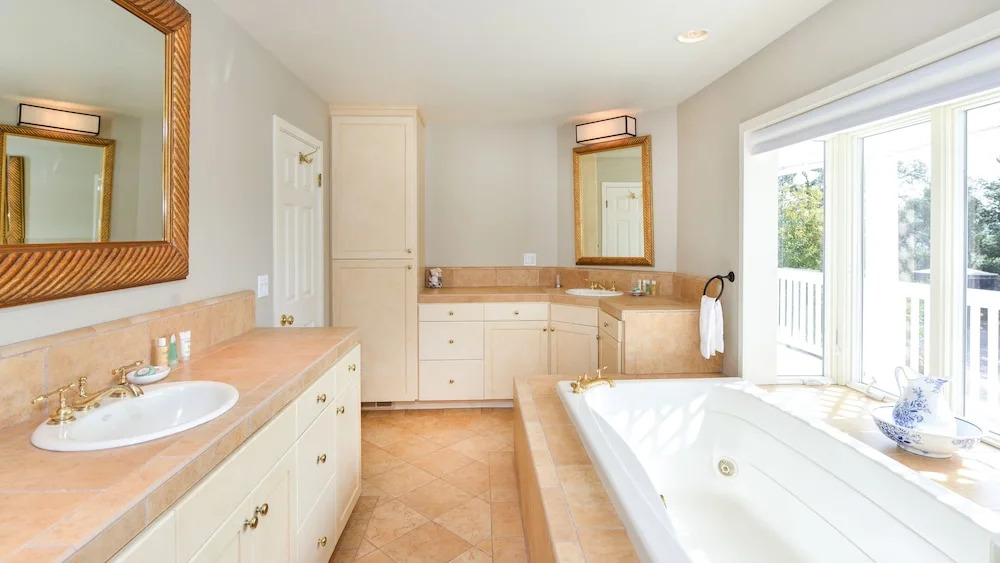 Spacious 6br Vineyard  - Pool & Valley Views 6 Bedroom Home