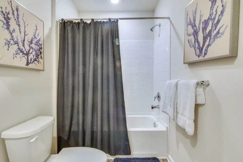 Shuttle to the Beach! Spacious Home in Millville