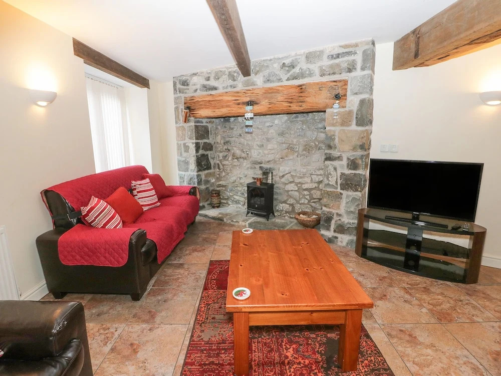 2 Hwyrfryn Stables