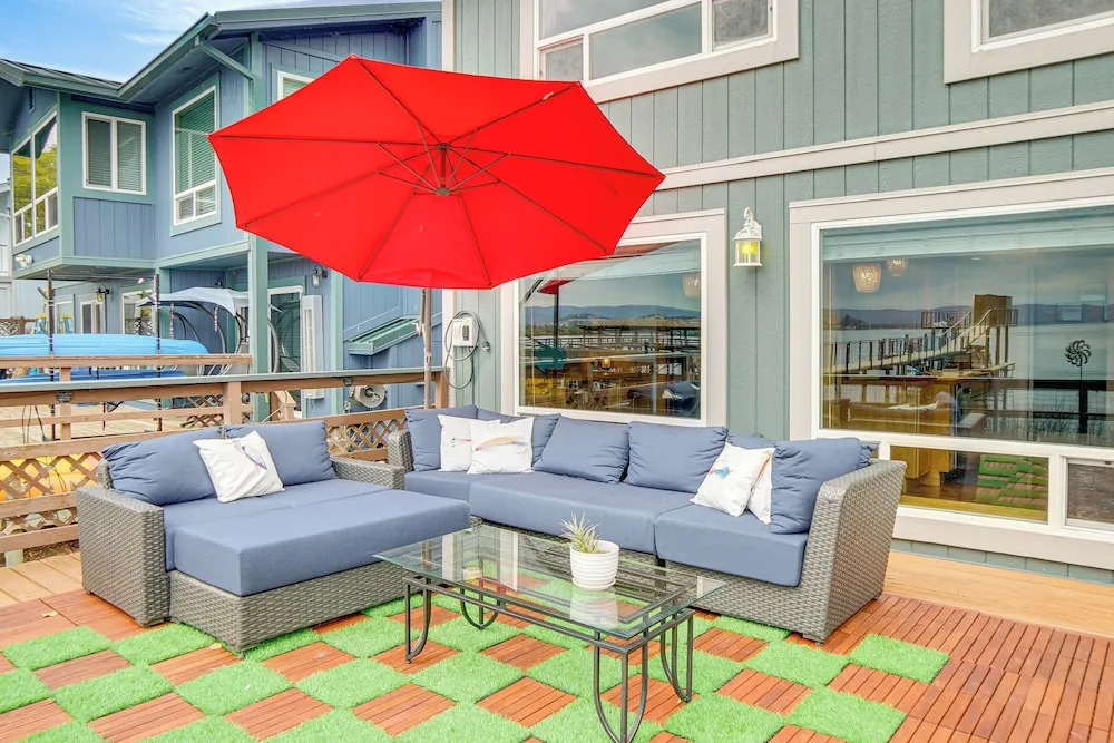 Waterfront Clear Lake Home w/ Game Room & Deck!