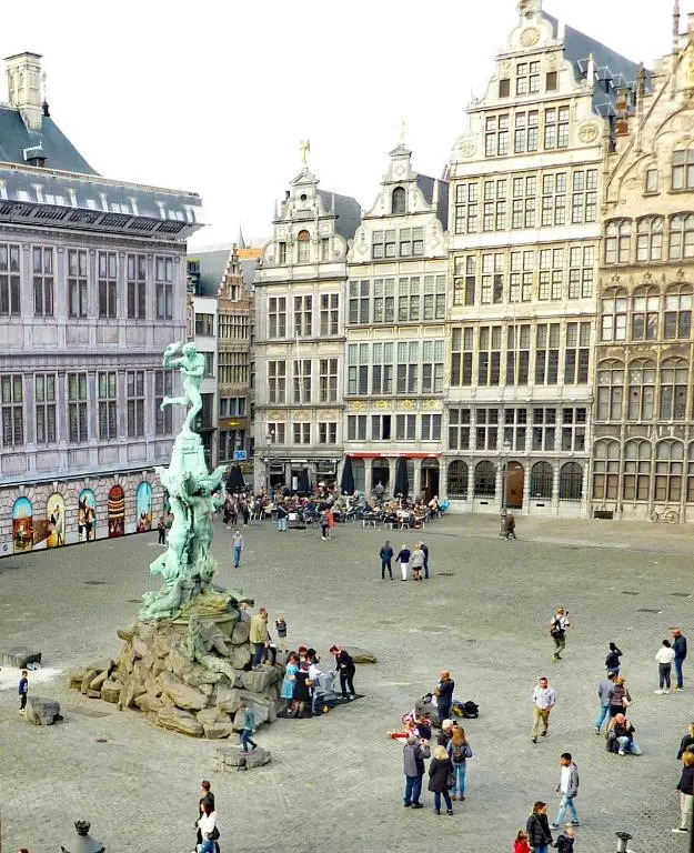 Antwerp old town triplex apartment