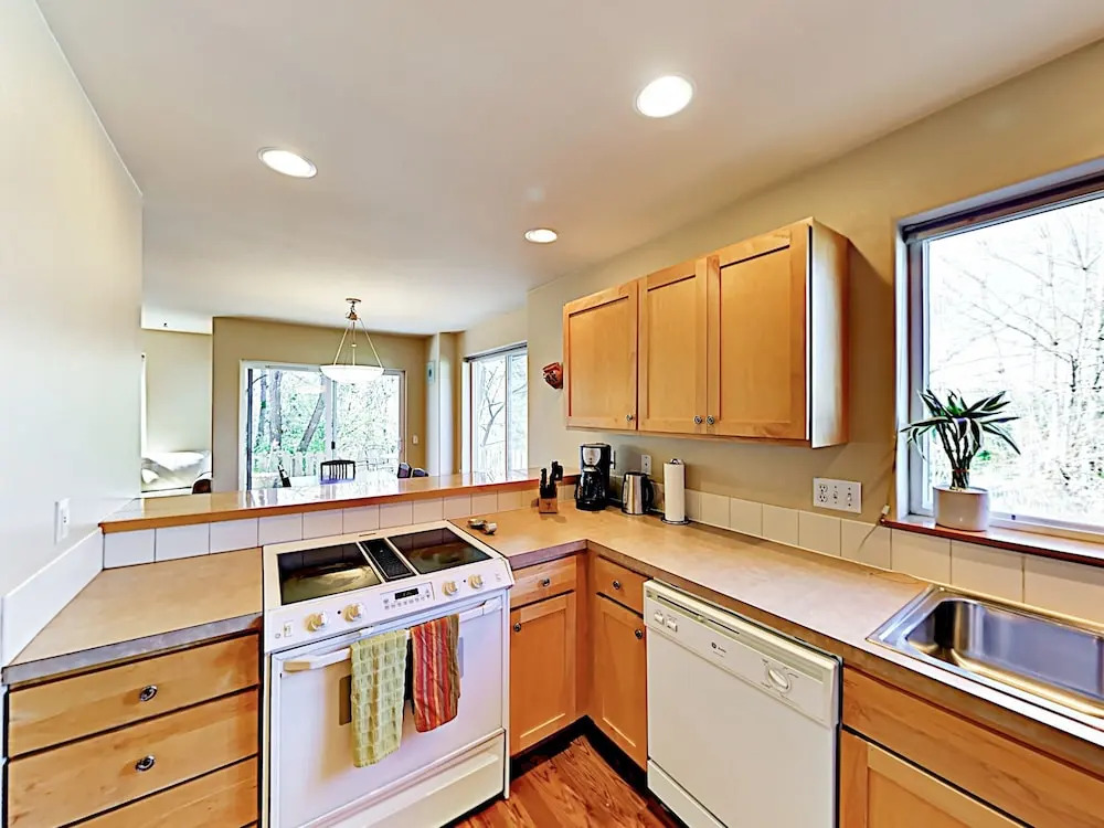 W/ Patio Short Walk To Bus Line 2 Bedroom Townhouse