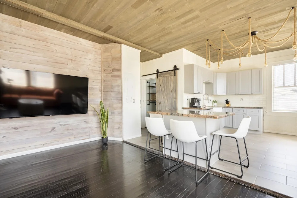 Midtown Penthouse Blocks to Beach