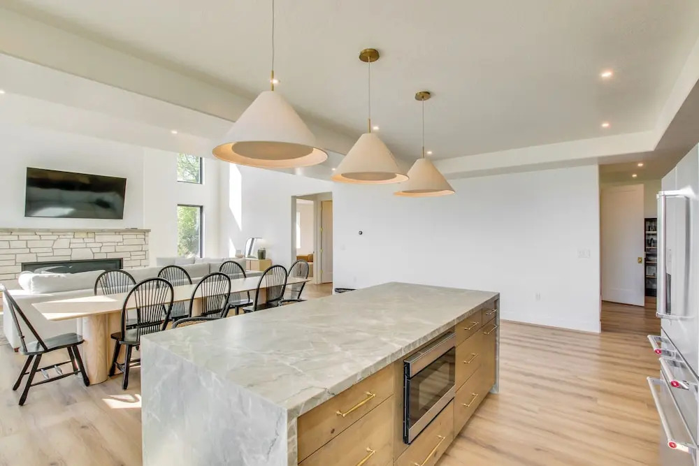 Luxe Retreat w/ Theater Room: Walk to Bear Lake!