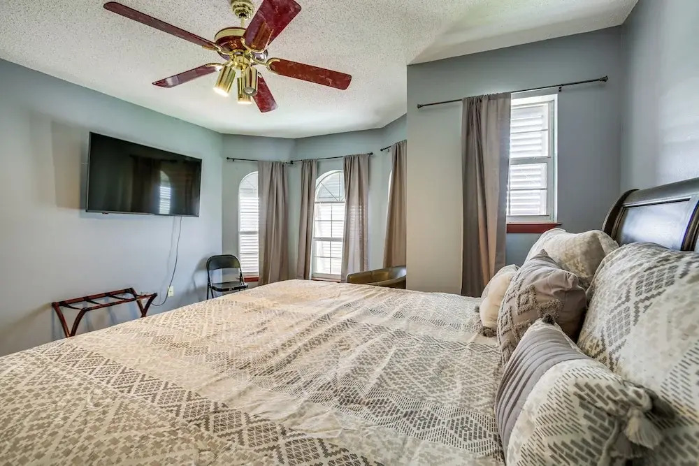 4 Mi to Bourbon St: Spacious Retreat w/ Wet Bar!