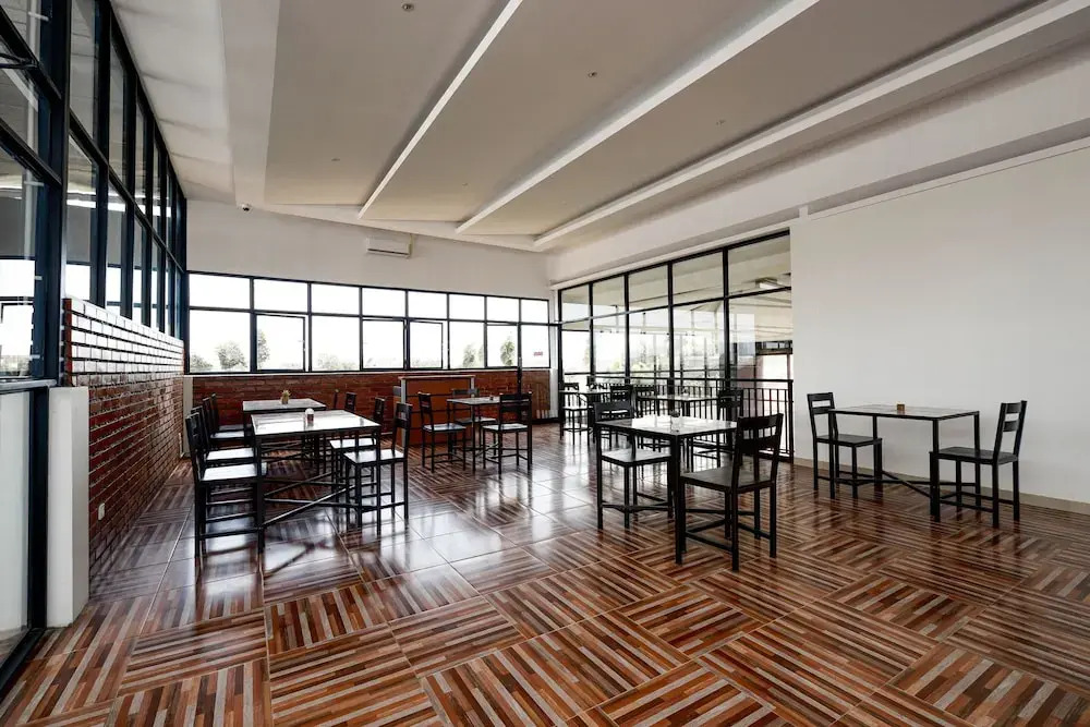 OYO Flagship 2124 Kars Inn Semarang