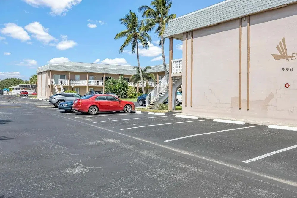 The Diplomat- 2 Bed Condo-3 Minute Walk to Beach!