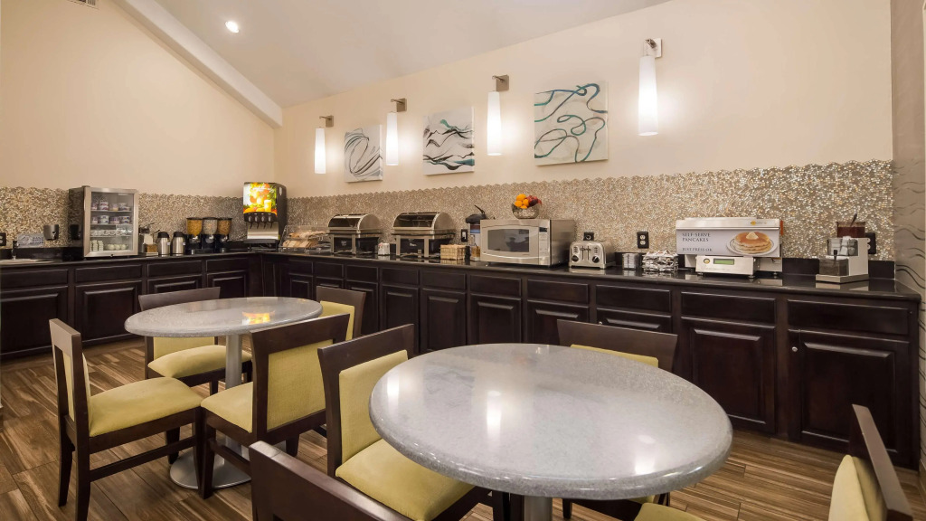 Best Western PLUS Tulsa Inn & Suites