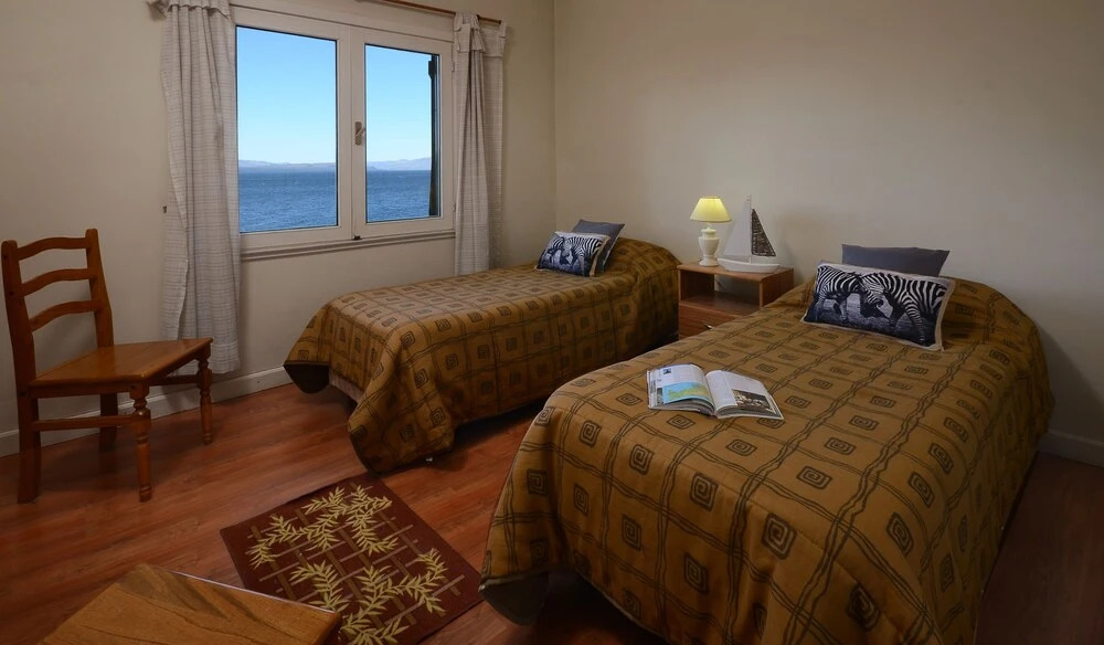 Great 3 Bedroom Home on the Lake Shore H50