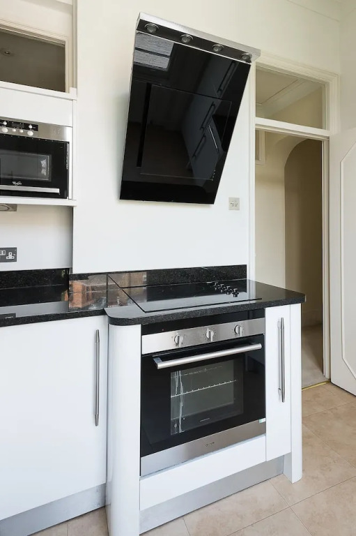 Huge, Regal 2BR Apartment Right next to Harrods!
