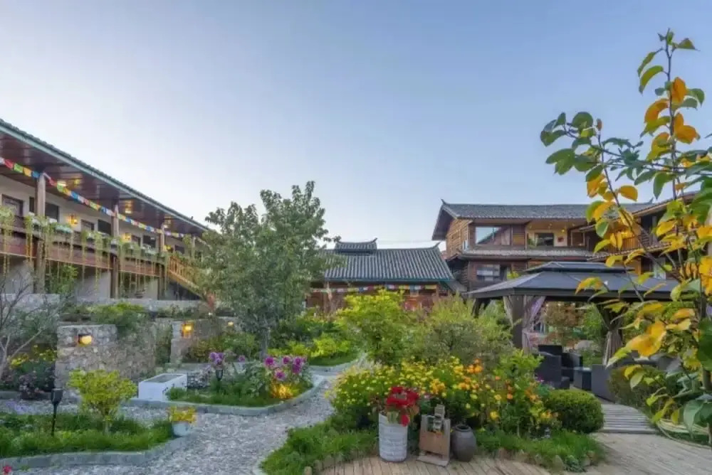 Floral Hotel · Smiling in the Flowers Lugu