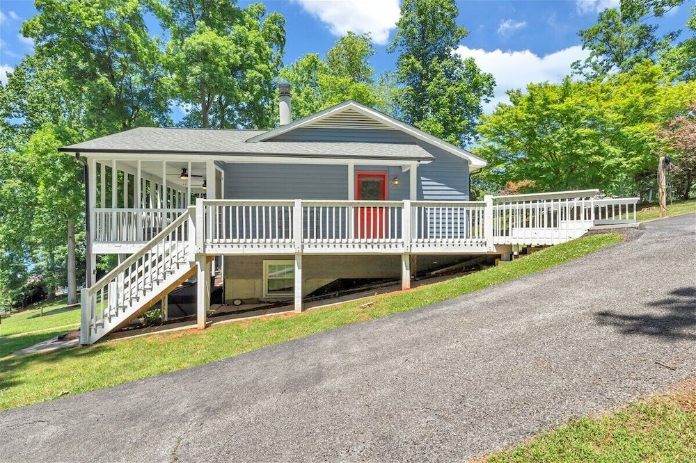 Lake Breeze - Private Dock and Hot tub