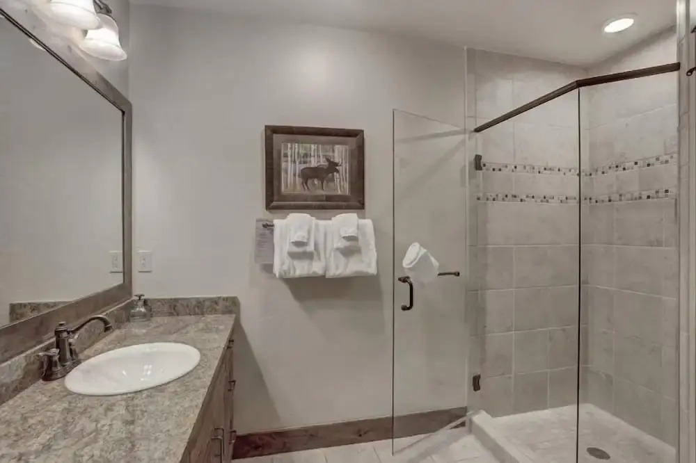 Crystal Peak Lodge 4 Bedroom Ski in, Ski out Slopeside Condo at the Base of Peak 7