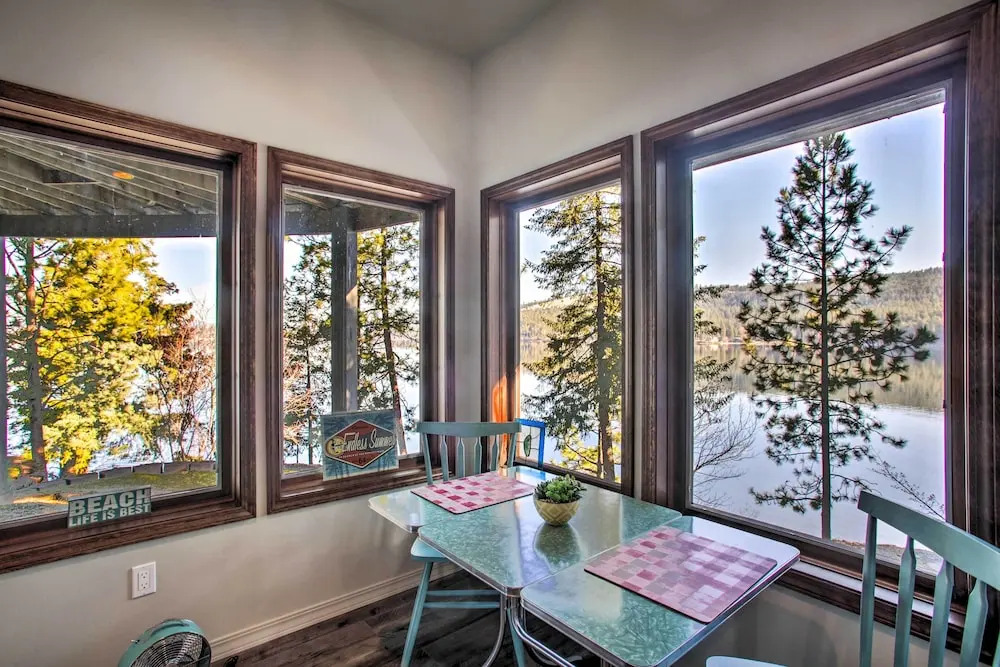 Luxurious Liberty Lake Hideaway w/ Hot Tub!