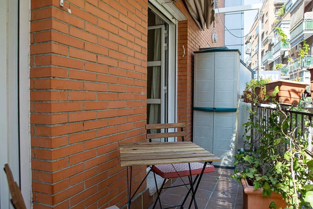 Cute 1 Bed Flat w Balcony, 2 min to Metro