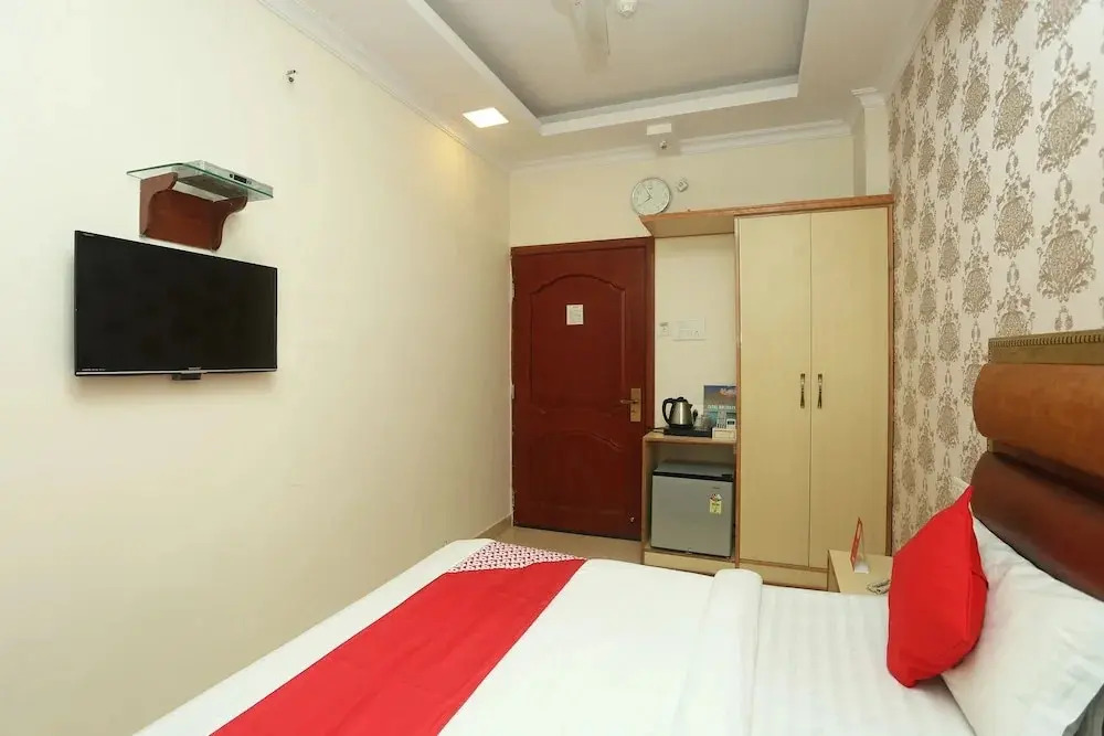Grest Hotel by OYO Rooms