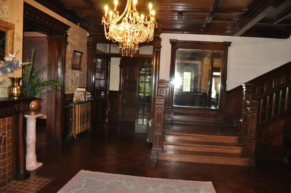 Henderson Castle Inn