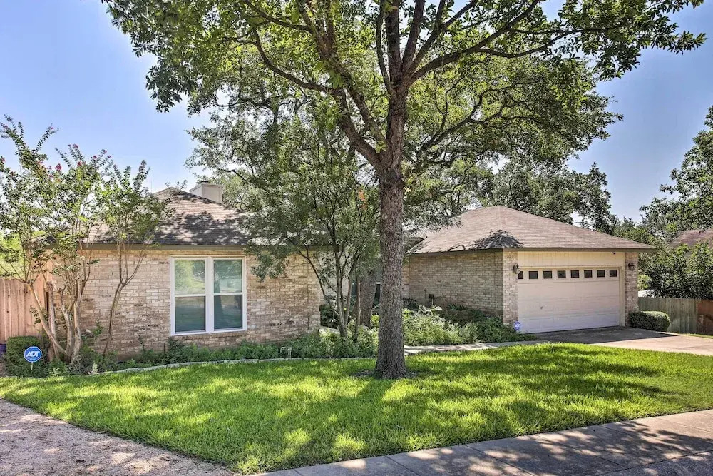 Family-friendly San Antonio Home w/ Hot Tub & Deck