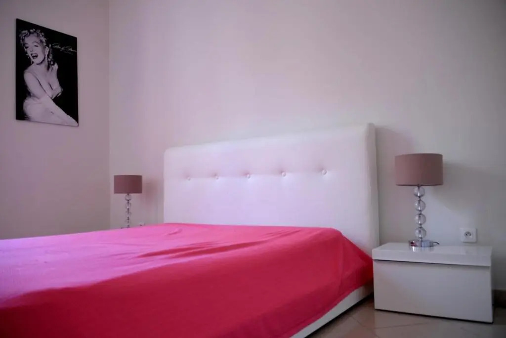 Apartment on Rue De France 4