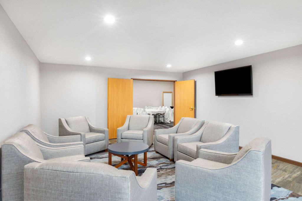AmericInn by Wyndham Pella