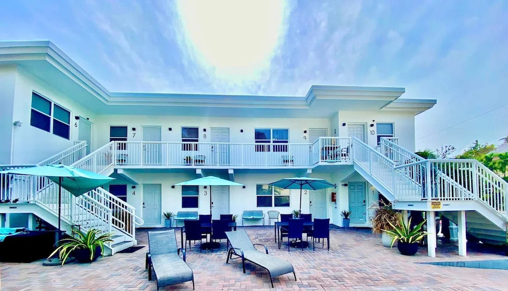 Southwinds 3 for 2 Queen Studio Steps to Beach