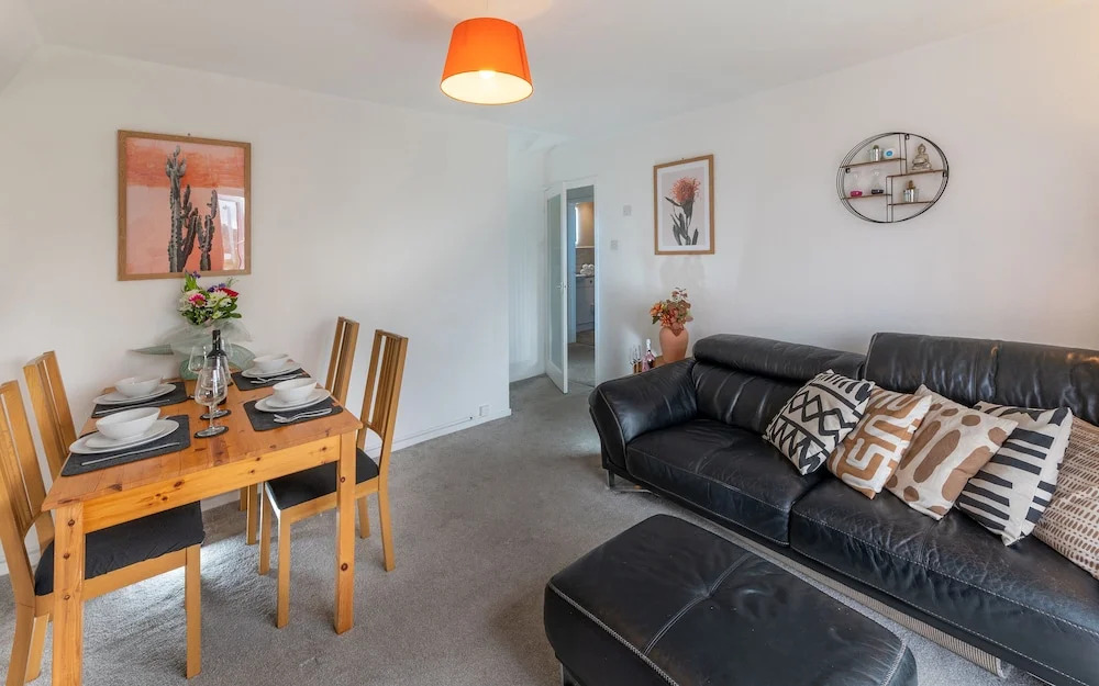Charming 2-bed Apartment in Windsor - Free Parking