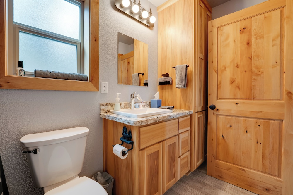 Gateway to Lassen Volcanic! Cozy Woodland Studio