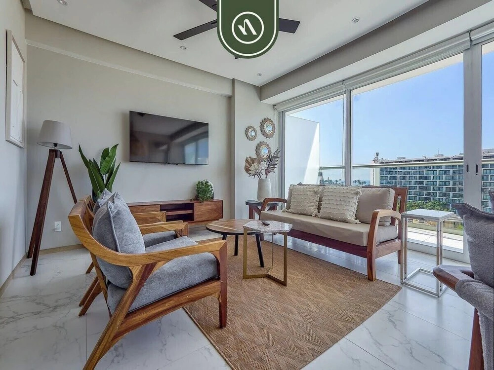 Luxury 3 BR Condo - Beach Access 1 Block Away