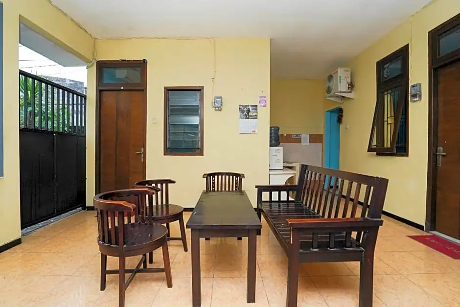 OYO Life 2905 Kost Semampir Tengah Near RSU Premier Surabaya Kota Surabaya