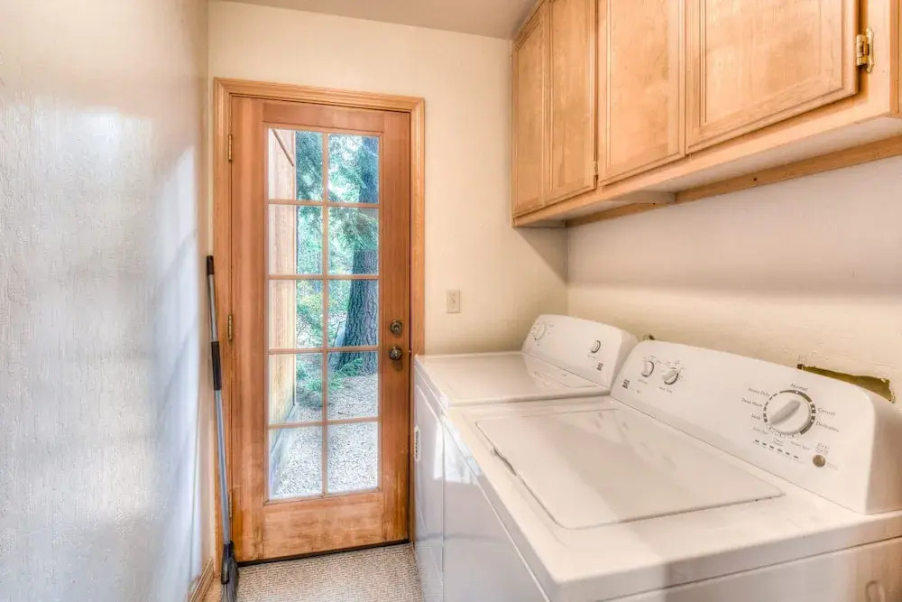 Relax at Rustic Tahoe Charm Minutes to Lake