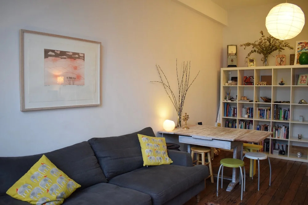 Bright 2 Bedroom Apartment With Canal Views