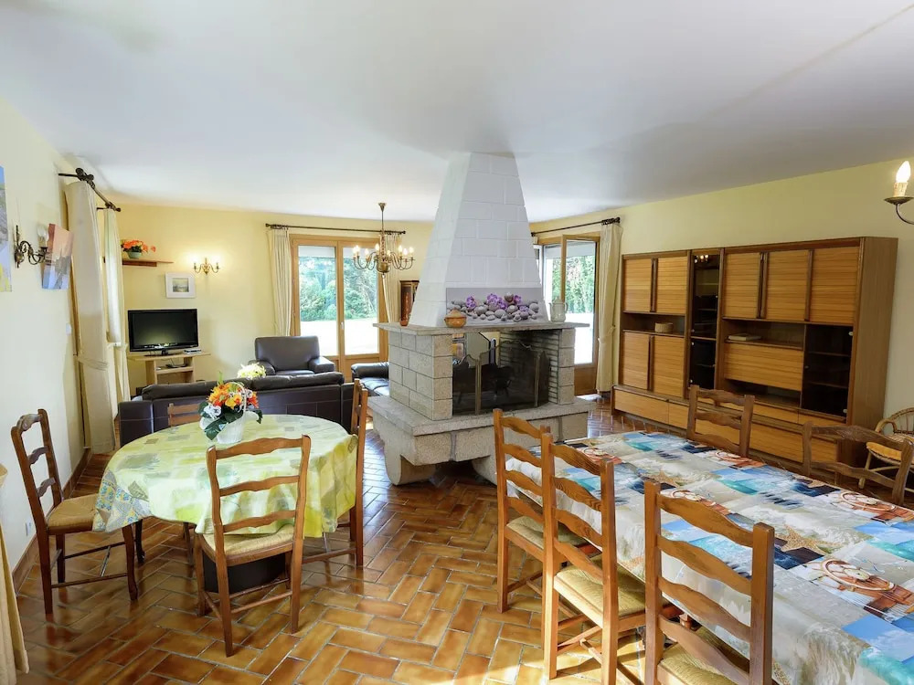 Beautiful villa with swimming pool, a large garden located in a beautiful green area